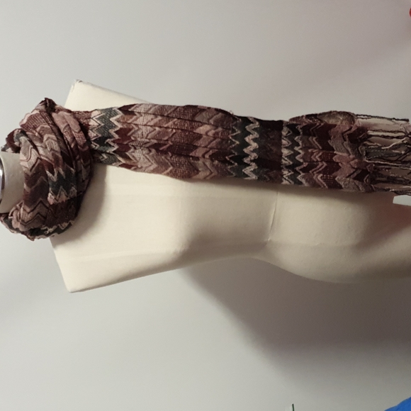 Zig zag patterned black maroon white Scarf - Picture 2 of 6